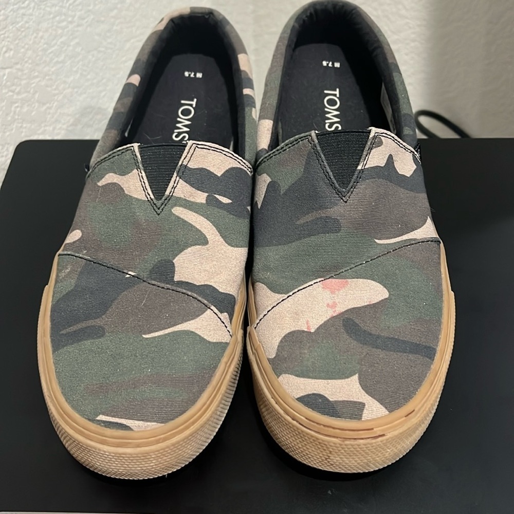 Boys/men’s Tom’s slip one size 7.5